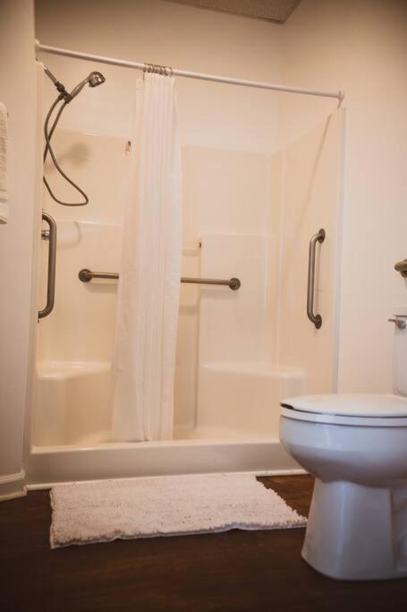 King Room with Roll-In Shower - Disability Access interior